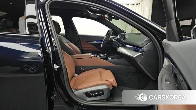 BMW 5 Series (G60) 2025 Черный из Кореи, фото 2