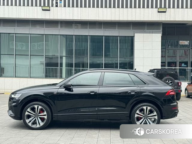 Audi Q8 2023 Черный из Китая, фото 2