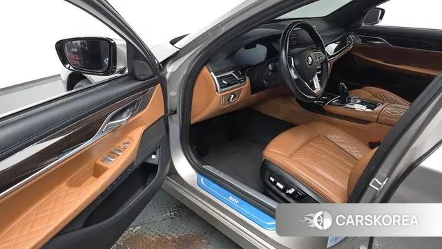 BMW 7 Series (G11) 2021 Песочный из Кореи, фото 2