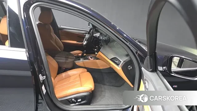 BMW 5 Series (G30) 2018 Черный из Кореи, фото 2