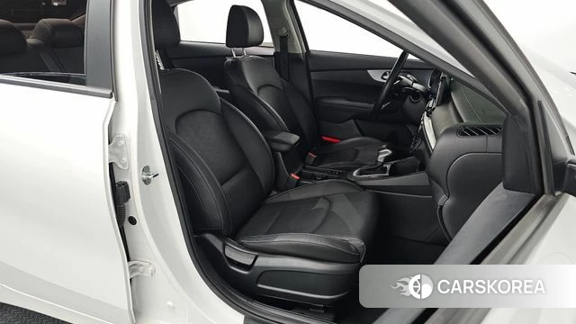 Kia The New K3 2nd generation 2021 Белый из Кореи, фото 2