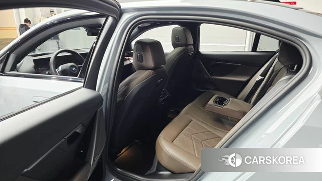 BMW 5 Series (G60) 2025 Светло-серебряный цвет из Кореи, фото 2