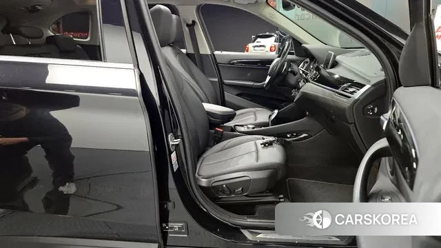 BMW X1 (F48) 2022 Черный из Кореи, фото 2