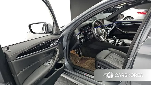 BMW 5 Series (G30) 2023 Серый из Кореи, фото 2