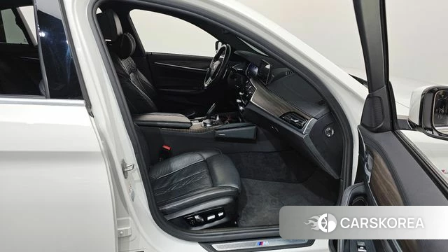 BMW 5 Series (G30) 2018 Белый из Кореи, фото 2