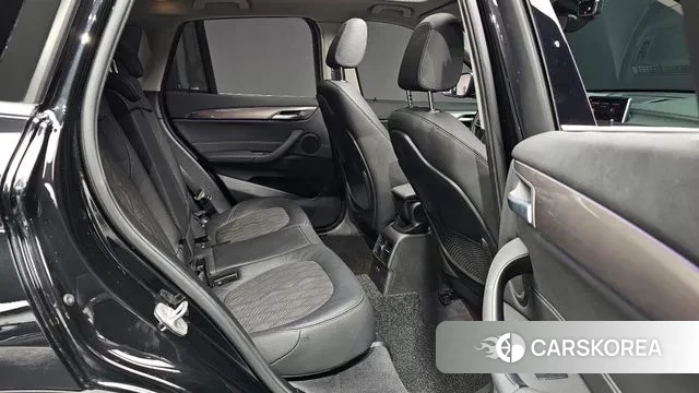 BMW X1 (F48) 2021 Черный из Кореи, фото 2