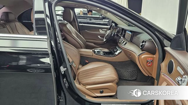 Mercedes-Benz E-Class W213 2018 Черный из Кореи, фото 2