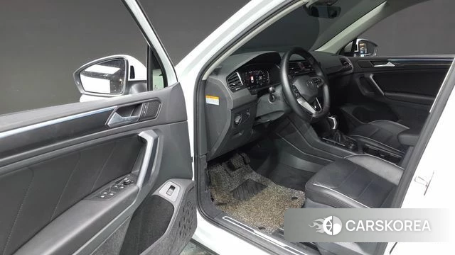 Volkswagen Tiguan second Generation 2022 Белый из Кореи, фото 2