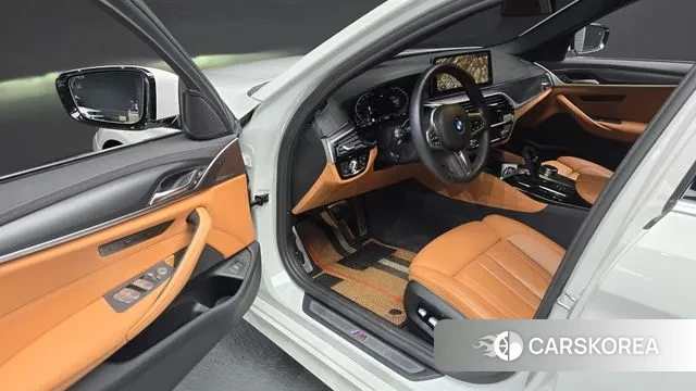 BMW 5 Series (G30) 2022 Белый из Кореи, фото 2