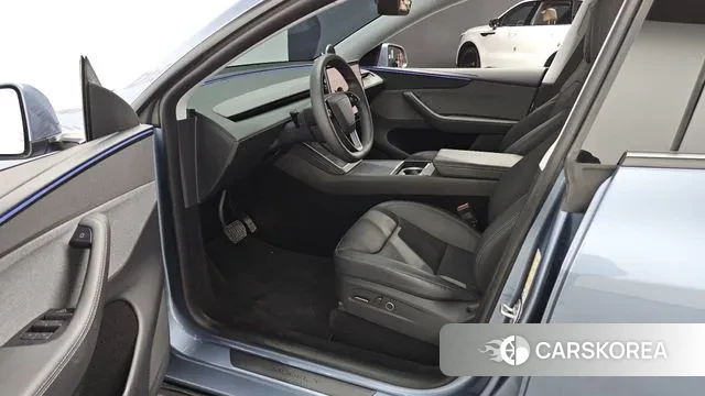 Tesla Model Y 2025 Светло-серебряный цвет из Кореи, фото 2