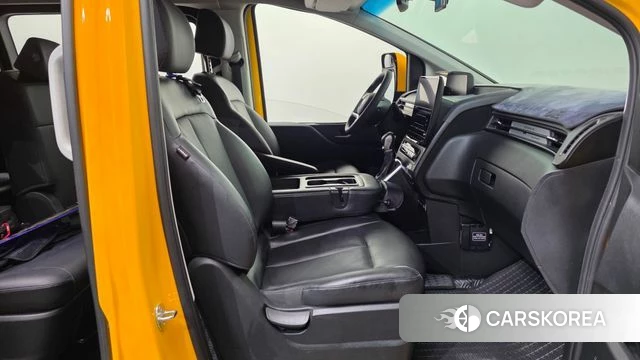 Hyundai Staria 2023 Желтый из Кореи, фото 2
