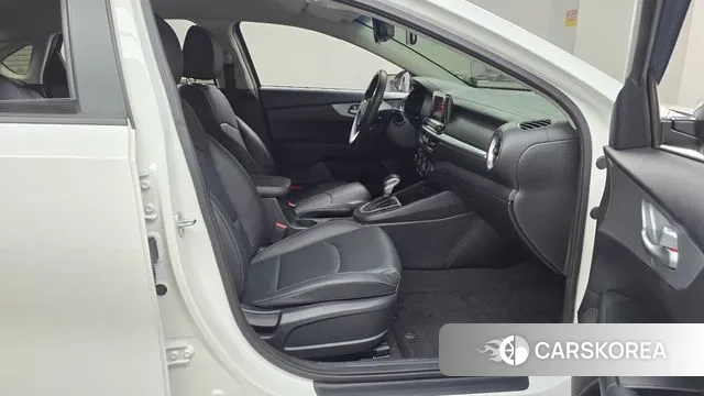 Kia The New K3 2nd generation 2021 Белый из Кореи, фото 2