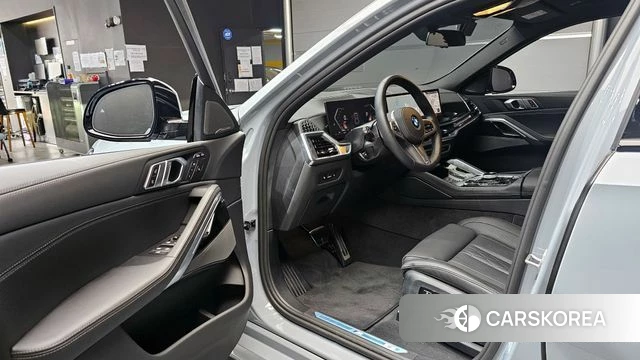 BMW X6 (G06) 2025 Светло-серебряный цвет из Кореи, фото 2