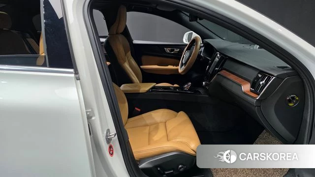 Volvo S60 3rd generation 2023 Белый из Кореи, фото 2