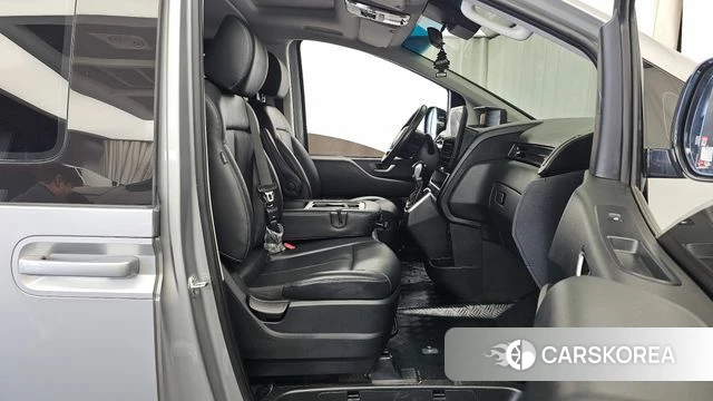 Hyundai Staria 2023 Серебристо-серый из Кореи, фото 2
