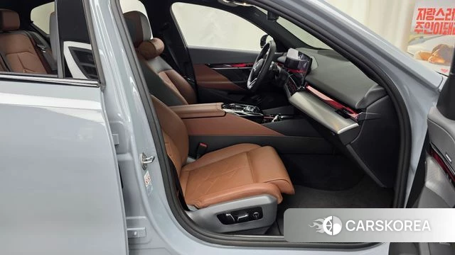 BMW 5 Series (G60) 2024 Цвет галактики из Кореи, фото 2