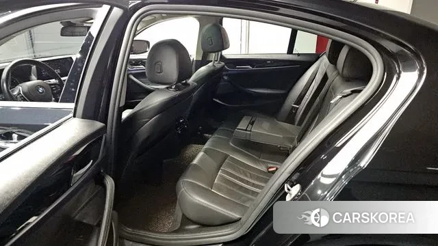 BMW 5 Series (G30) 2018 Черный из Кореи, фото 2