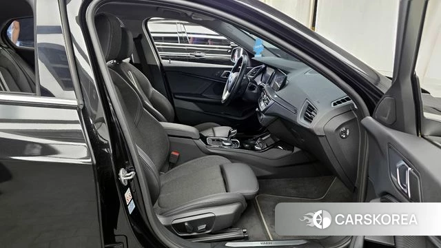 BMW 1 Series (F40) 2024 Черный из Кореи, фото 2