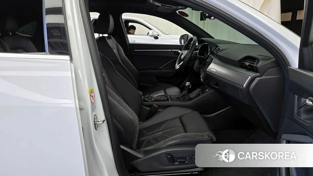 Audi Q3 (F3) 2023 Белый из Кореи, фото 2