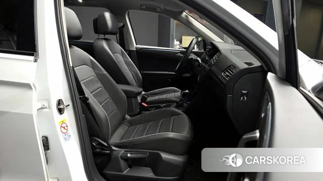 Volkswagen Tiguan Allspace 2024 Белый из Кореи, фото 2