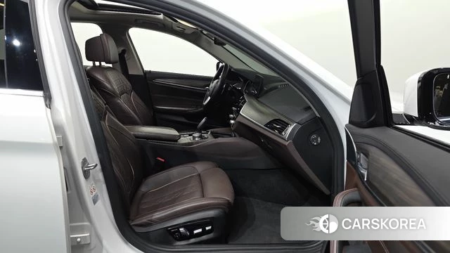 BMW 5 Series (G30) 2018 Белый из Кореи, фото 2