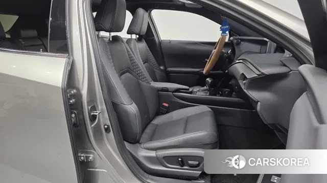 Lexus UX250h 2021 Серый из Кореи, фото 2