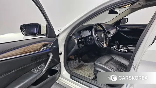 BMW 5 Series (G30) 2018 Белый из Кореи, фото 2
