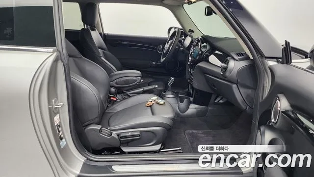 Mini Cooper 2023 Серебряный из Кореи, фото 2