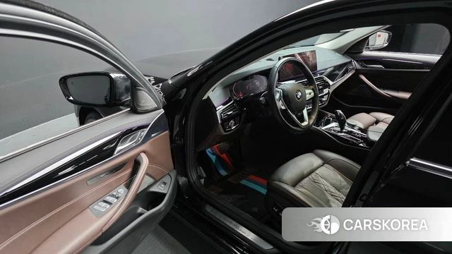 BMW 5 Series (G30) 2021 Черный из Кореи, фото 2