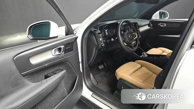 Volvo XC40 2021 Белый из Кореи, фото 2