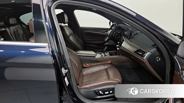 BMW 5 Series (G30) 2018 Черный из Кореи, фото 2