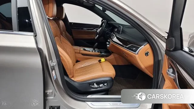 BMW 7 Series (G11) 2021 Песочный из Кореи, фото 2