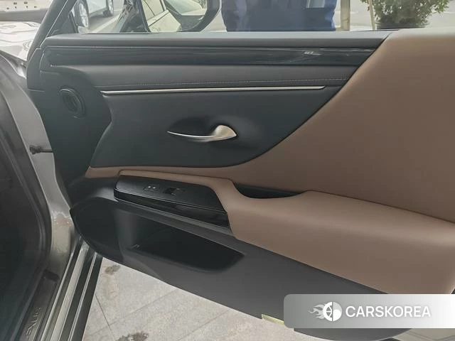 Lexus ES 2022 Серебристо-серый из Китая, фото 2