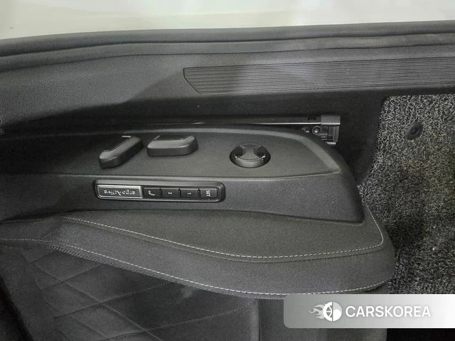 Volkswagen Golf 8th Generation 2023 Белый из Кореи, фото 2
