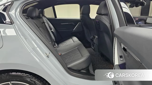 BMW 5 Series (G60) 2024 Светло-серебряный цвет из Кореи, фото 2