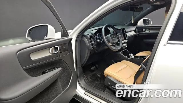 Volvo XC40 2022 Белый из Кореи, фото 2