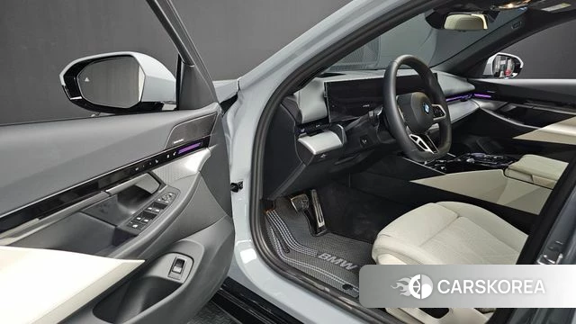 BMW 5 Series (G60) 2024 Небесно-голубой из Кореи, фото 2