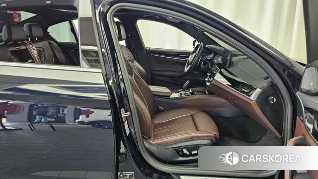 BMW 5 Series (G30) 2022 Черный из Кореи, фото 2