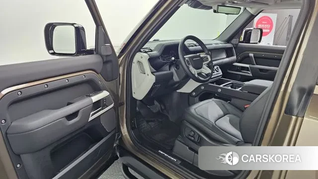 Land Rover Defender (L663) 2024 Песочный из Кореи, фото 2