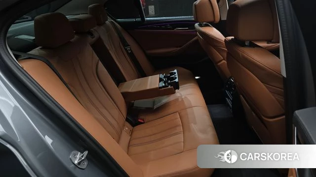 BMW 5 Series (G30) 2023 Серебристо-серый из Кореи, фото 2