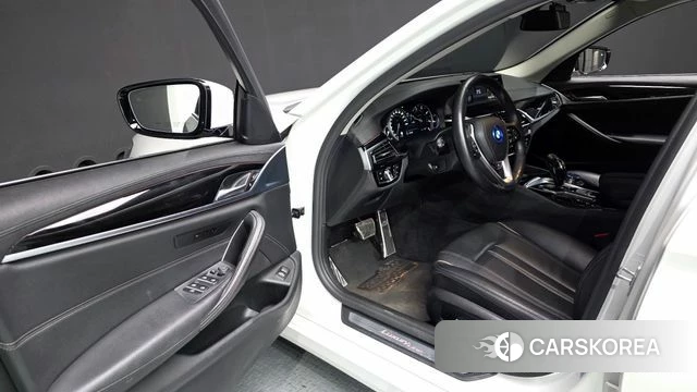 BMW 5 Series (G30) 2018 Белый из Кореи, фото 2