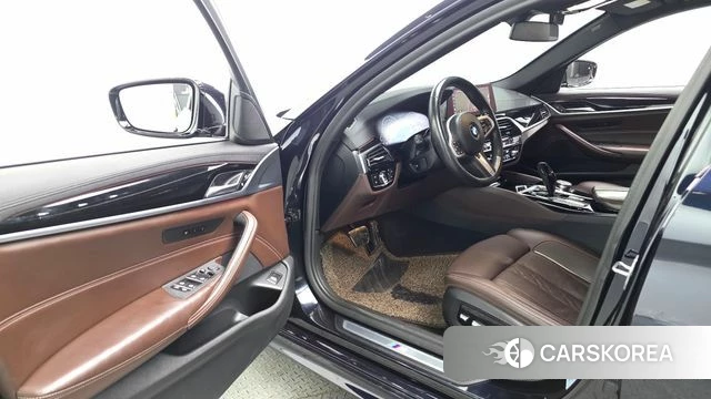 BMW 5 Series (G30) 2019 Черный из Кореи, фото 2