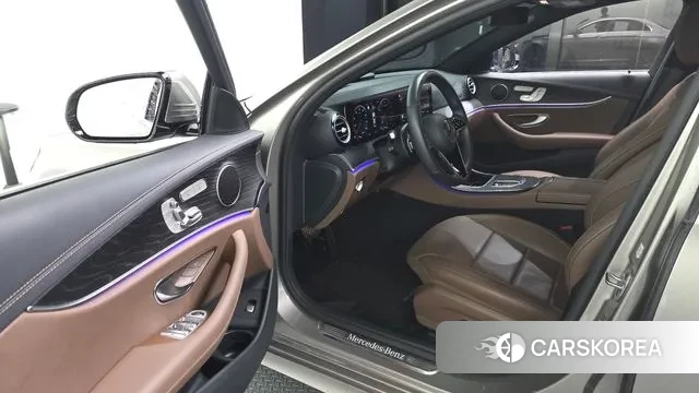 Mercedes-Benz E-Class W213 2022 Песочный из Кореи, фото 2