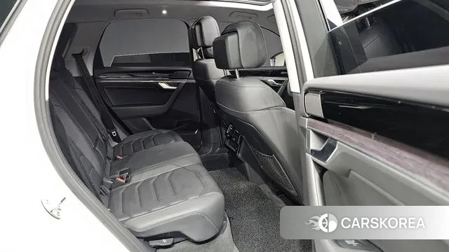 Volkswagen Touareg 3rd generation 2023 Белый из Кореи, фото 2