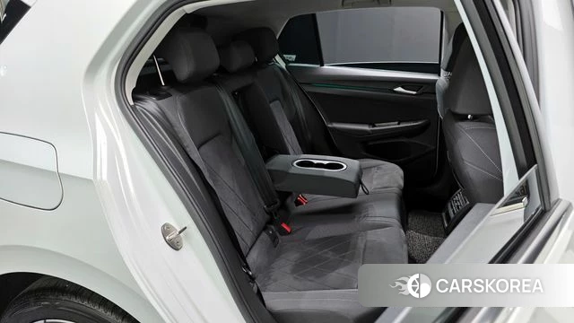 Volkswagen Golf 8th Generation 2024 Белый из Кореи, фото 2