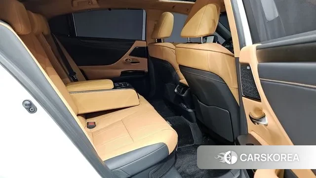 Lexus ES300h 7th generation 2024 Белый из Кореи, фото 2