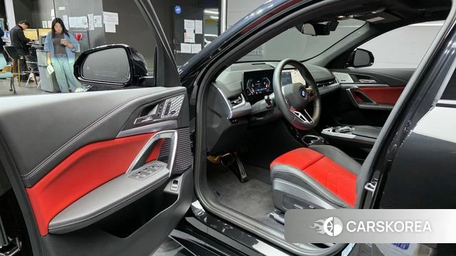 BMW X2 (U10) 2024 Черный из Кореи, фото 2