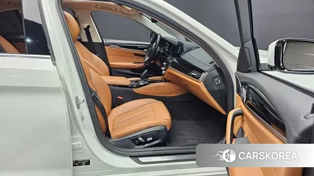 BMW 5 Series (G30) 2018 Белый из Кореи, фото 2