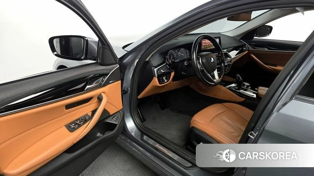 BMW 5 Series (G30) 2018 Серебряный из Кореи, фото 2