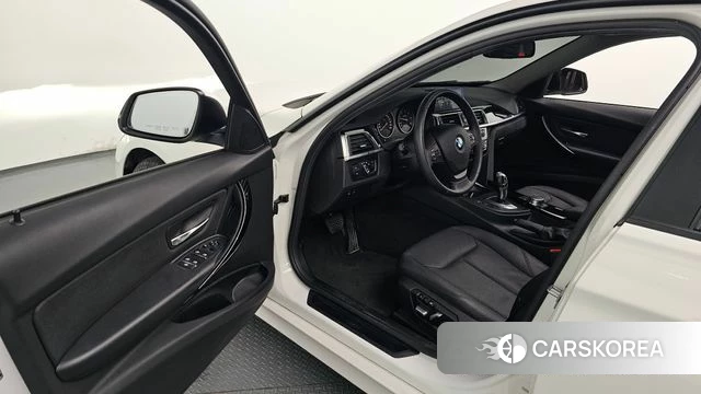 BMW 3 Series (F30) 2018 Белый из Кореи, фото 2
